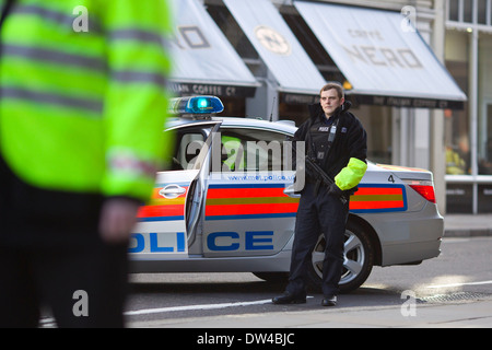 Ville de London armés escorte un convoi de police prison van qu'elle arrivera à l'Old Bailey à Londres. Banque D'Images