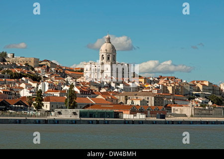 Vue depuis le fleuve Tage sur l'église Santa Engrácia, AKA Panthéon national de Lisbonne, Alfama, Portugal. Banque D'Images