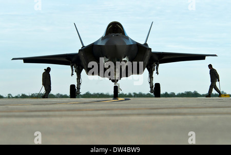 US Air Force airmen préparer un F-35A Lightning II d'avions de chasse pour une sortie de formation à la base aérienne d'Eglin, 12 décembre 2013 à Fort Walton Beach, en Floride. Banque D'Images