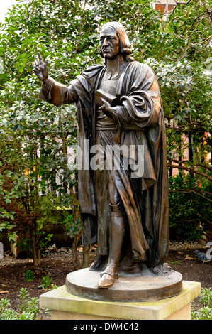 Londres, Angleterre, Royaume-Uni. Statue (1988 ; une copie de l'original par Samuel Manning) de John Wesley (méthodiste) par la Cathédrale St Paul Banque D'Images