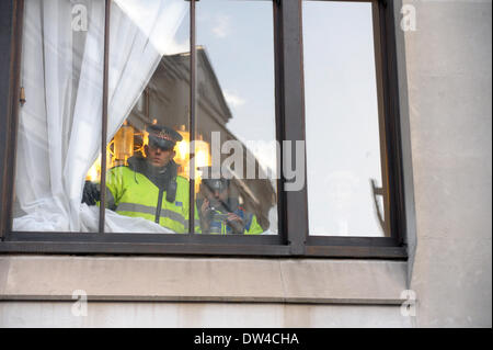 Londres, Royaume-Uni. 26 février 2014. Les manifestants appellent à la peine de mort à l'extérieur de l'Old Bailey à la condamnation des meurtriers de batteur Lee Rigby Crédit : JOHNNY ARMSTEAD/Alamy Live News Banque D'Images