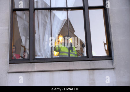 Londres, Royaume-Uni. 26 février 2014. Moniteur de police la foule des fenêtres d'Old Bailey. Les manifestants appellent à la peine de mort à l'extérieur de l'Old Bailey à la condamnation des meurtriers de batteur Lee Rigby Crédit : JOHNNY ARMSTEAD/Alamy Live News Banque D'Images