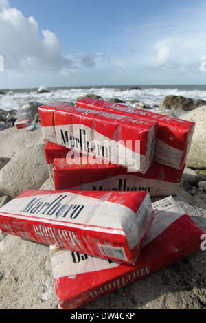 Les cigarettes sont rejetés sur plage après le déversement de conteneurs, plage de Chesil Dorset, UK Portland Banque D'Images