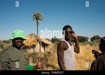 Dans la tribu Batawana altea est possible d'observer comment ils ont obtenu les premiers effets de la mondialisation , comme illustré dans des lunettes de soleil et Banque D'Images