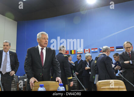 Bruxelles, Belgique. Feb 27, 2014. Le secrétaire américain à la défense Chuck Hagel (2L) arrive à la réunion de la Commission OTAN-Ukraine au cours des 2 jours de la réunion des ministres de la défense de l'OTAN à son siège à Bruxelles, capitale de la Belgique, le 27 février, 2014. Credit : Ye Pingfan/Xinhua/Alamy Live News Banque D'Images