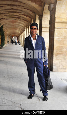 Abraao Ferreira posant dans la rue devant la lune Young Hee montrer lors de la Fashion Week de Paris - Dec 25, 2014 - Photo : Manhattan piste/Céline Gaille Banque D'Images