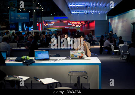 Barcelone, Espagne. Feb 27, 2014. Une femme regarde son portable dans la CMM. Mobile World Congress de Barcelone arrive à son dernier jour après quatre voyages d'une activité intense à l'événement majeur de la technologie mobile dans le monde. Crédit : Jordi Boixareu/Alamy Live News Banque D'Images