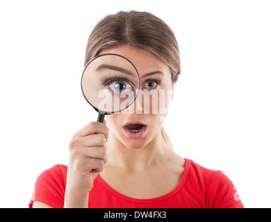 Femme à travers une loupe et d'être surpris, isolated on white Banque D'Images