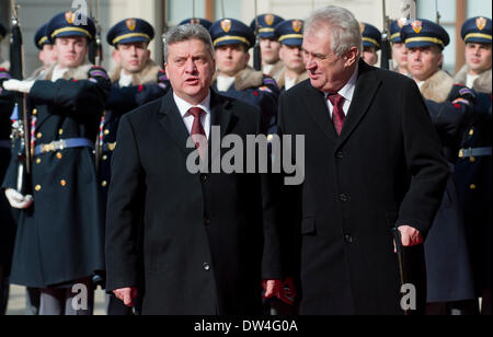 Prague, République tchèque. Feb 27, 2014. Le Président tchèque Milos Zeman, droite, se félicite le président de la Macédoine Gjorge Ivanov, à gauche, avec les honneurs militaires pour une réunion au Château de Prague, République tchèque, Jeudi 27 Février, 2014. Photo : CTK Vit Simanek/Photo/Alamy Live News Banque D'Images