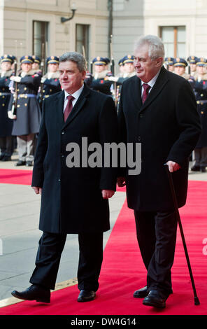 Prague, République tchèque. Feb 27, 2014. Le Président tchèque Milos Zeman, droite, se félicite le président de la Macédoine Gjorge Ivanov, à gauche, avec les honneurs militaires pour une réunion au Château de Prague, République tchèque, Jeudi 27 Février, 2014. Photo : CTK Vit Simanek/Photo/Alamy Live News Banque D'Images