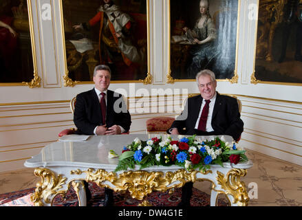 Prague, République tchèque. Feb 27, 2014. Le Président tchèque Milos Zeman, droite, et le président de la Macédoine Gjorge Ivanov, gauche, sourire en amont d'une rencontre au Château de Prague, République tchèque, Jeudi 27 Février, 2014. Photo : CTK Vit Simanek/Photo/Alamy Live News Banque D'Images