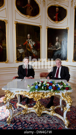 Prague, République tchèque. Feb 27, 2014. Le Président tchèque Milos Zeman, droite, et le président de la Macédoine Gjorge Ivanov, gauche, sourire en amont d'une rencontre au Château de Prague, République tchèque, Jeudi 27 Février, 2014. Photo : CTK Vit Simanek/Photo/Alamy Live News Banque D'Images