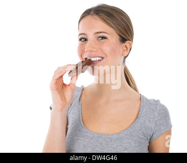 Portrait of a cute woman holding une tablette de chocolat, isolated on white Banque D'Images