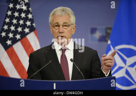 Bruxelles, Belgique. Feb 27, 2014. Secrétaire américain à la défense Chuck Hagel parle pendant une séance d'information à la fin de deux jours de réunion des ministres de la défense de l'OTAN au siège de l'OTAN à Bruxelles, capitale de la Belgique, le 27 février, 2014. Credit : Ye Pingfan/Xinhua/Alamy Live News Banque D'Images