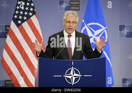 Bruxelles, Belgique. Feb 27, 2014. Secrétaire américain à la défense Chuck Hagel parle pendant une séance d'information à la fin de deux jours de réunion des ministres de la défense de l'OTAN au siège de l'OTAN à Bruxelles, capitale de la Belgique, le 27 février, 2014. Credit : Ye Pingfan/Xinhua/Alamy Live News Banque D'Images