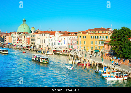 Les gens à visiter les célèbres canaux de Venise sur les bateaux et se promener le long de l'c à Venise. Banque D'Images