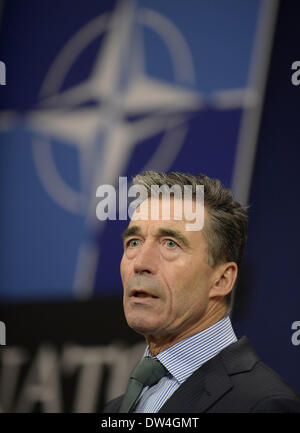 Bruxelles, Belgique. Feb 27, 2014. Le Secrétaire général de l'OTAN Anders Fogh Rasmussen parle lors d'un point de presse à l'issue de deux jours de réunion des ministres de la défense de l'OTAN sur les derniers développements en Ukraine à son siège à Bruxelles, capitale de la Belgique, le 27 février, 2014. Credit : Ye Pingfan/Xinhua/Alamy Live News Banque D'Images