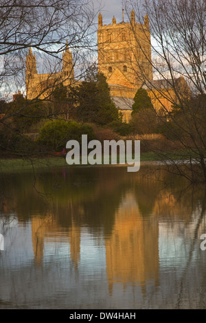 Voir l'abbaye de Tewkesbury de refléter dans l'eau de l'inondation Banque D'Images