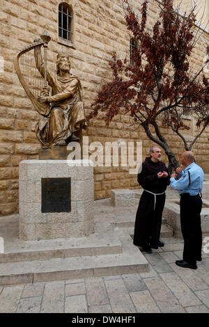 Un officier de police israélien parler à un prêtre Chrétien à l'entrée de la tombe du roi David sur la montagne de Sion à Jérusalem. Des dirigeants chrétiens et des représentants de groupes chrétiens Jérusalem poussent les dirigeants à donner à l'Eglise catholique de contrôle sur la montagne de Sion région qui comprend le ÒHall de la Dernière Cène. Pape Francis devrait se rendre en Israël et de diriger un service dans la salle de la Dernière Cène. Credit : Eddie Gerald/Alamy Live News Banque D'Images