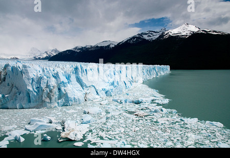 Le Glacier Perito Moreno dans le Parc National Los Glaciares, en Patagonie, Province de Santa Cruz, Argentine, Amérique du Sud Banque D'Images