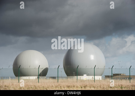 Dômes radar couvrant des scanners à RAF Croughton. Le Northamptonshire, Angleterre Banque D'Images