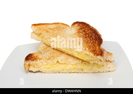 Sandwich au fromage cheddar grillé sur une plaque sur un fond blanc. Banque D'Images