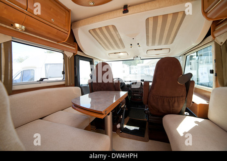 Mobile home Camping-car l'intérieur de la partie avant avec table et chaises Banque D'Images