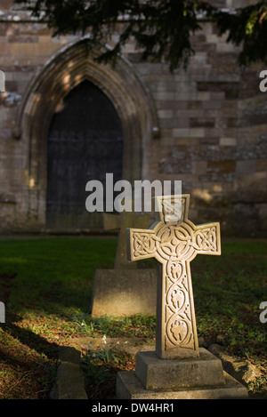 Croix celtique d'illuminé par le soleil à Adderbury churchyard, Oxfordshire, Angleterre Banque D'Images