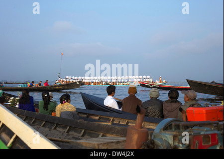 En regardant les gens du Festival de la Pagode Phaung Daw Oo au Lac Inle, en Birmanie Banque D'Images