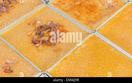 Les haricots mungo crème anglaise Recette Dessert thaïlandais (Khanom Maw Kaeng) au marché de produits frais en Thaïlande Banque D'Images