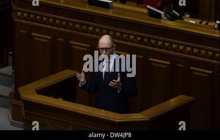 Kiev, Ukraine. Feb 27, 2014. Le nouveau Premier ministre ukrainien Arseny Iatseniouk prononce un discours au parlement à Kiev, capitale de l'Ukraine, le 27 février 2014. Le parlement de l'Ukraine a approuvé le jeudi comme le pays Arseny Iatseniouk, nouveau Premier ministre. Credit : Jia Yuchen/Xinhua/Alamy Live News Banque D'Images