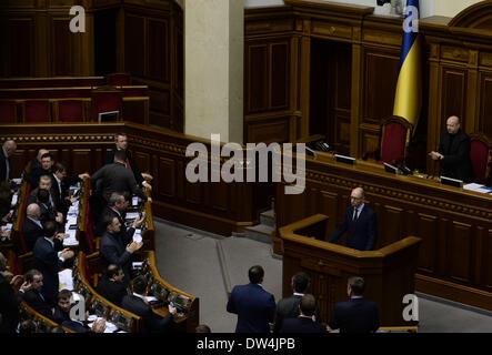 Kiev, Ukraine. Feb 27, 2014. Le nouveau Premier ministre ukrainien Arseny Iatseniouk prononce un discours au parlement à Kiev, capitale de l'Ukraine, le 27 février 2014. Le parlement de l'Ukraine a approuvé le jeudi comme le pays Arseny Iatseniouk, nouveau Premier ministre. Credit : Jia Yuchen/Xinhua/Alamy Live News Banque D'Images