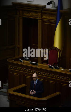 Kiev, Ukraine. Feb 27, 2014. Le nouveau Premier ministre ukrainien Arseny Iatseniouk prononce un discours au parlement à Kiev, capitale de l'Ukraine, le 27 février 2014. Le parlement de l'Ukraine a approuvé le jeudi comme le pays Arseny Iatseniouk, nouveau Premier ministre. Credit : Jia Yuchen/Xinhua/Alamy Live News Banque D'Images