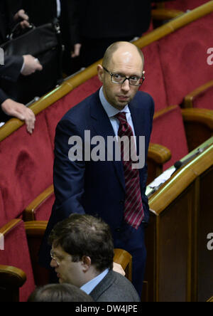 Kiev, Ukraine. Feb 27, 2014. Le nouveau Premier ministre ukrainien Arseny Iatseniouk assiste à une session du Parlement à Kiev, capitale de l'Ukraine, le 27 février 2014. Le parlement de l'Ukraine a approuvé le jeudi comme le pays Arseny Iatseniouk, nouveau Premier ministre. Credit : Jia Yuchen/Xinhua/Alamy Live News Banque D'Images