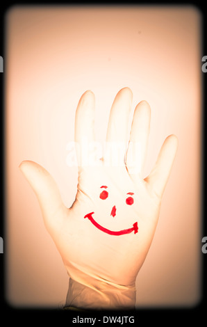 Sourire dessiné sur une main. Banque D'Images