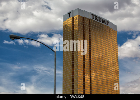 Le Trump Hotel Las Vegas.Cet hôtel de deux étages compte 64 fenêtres extérieures dorée à l'or fin 24 carats Banque D'Images