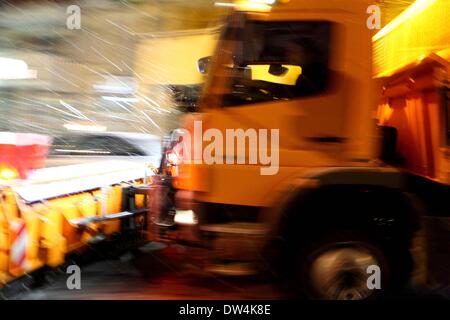 Mercedes Atego, chasse-neige en action la nuit, Leutenbach, Allemagne, le 20 janvier 2010. Banque D'Images