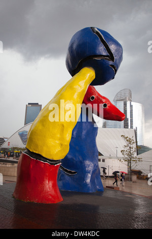 Quartier d'affaires de la Défense à Paris avant de tempête. L'œuvre a été créée par le célèbre artiste Joan Miro Banque D'Images