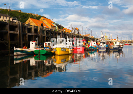 SCARBOROUGH-JUILLET 13:bateaux de pêche typiques dans le port de Scarborough sur juillet 2012, Angleterre Banque D'Images