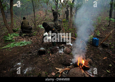 Les soldats ougandais de la Force de défense du peuple ougandais (UPDF) patrouille dans la jungle pendant une opération de chasse célèbre Armée de Résistance du Seigneur (LRA), Joseph Kony, chef. La LRA est un groupe rebelle militant chrétien. Banque D'Images