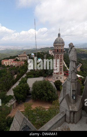 Vue aérienne de la partie supérieure de Temple de Sagrat Cor sur le sommet du Mont Tibidabo à Barcelone, Catalogne, Espagne Banque D'Images