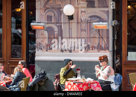 Manhattan New York en Amérique du Nord, photographié en plein air manger dans le soleil d'hiver à restaurants italiens dans la petite Italie Banque D'Images