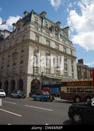 Taxis et bus touristique note de l'Hôtel Ritz à Londres Piccadilly Banque D'Images