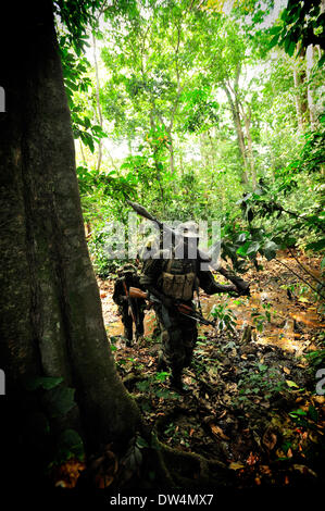 Les soldats ougandais de la Force de défense du peuple ougandais (UPDF) patrouille dans la jungle pendant une opération de chasse célèbre Armée de Résistance du Seigneur (LRA), Joseph Kony, chef. La LRA est un groupe rebelle militant chrétien. Banque D'Images