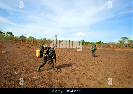 Les soldats ougandais de la Force de défense du peuple ougandais (UPDF) patrouille dans la jungle pendant une opération de chasse célèbre Armée de Résistance du Seigneur (LRA), Joseph Kony, chef. La LRA est un groupe rebelle militant chrétien. Banque D'Images