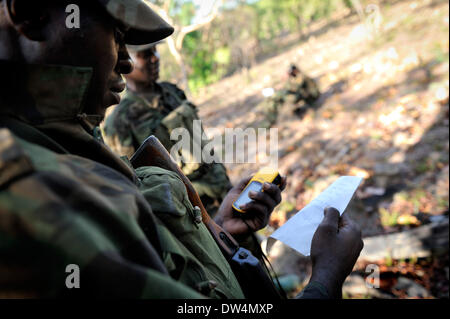 Les soldats ougandais de la Force de défense du peuple ougandais (UPDF) patrouille dans la jungle pendant une opération de chasse célèbre Armée de Résistance du Seigneur (LRA), Joseph Kony, chef. La LRA est un groupe rebelle militant chrétien. Banque D'Images