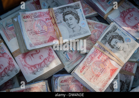 Des piles de 50 £ pound note attaché avec un élastique Banque D'Images