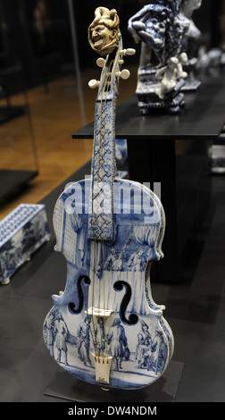 Violon. Delft, c. 1705-1710. Rijksmuseum. Amsterdam. La Hollande. Banque D'Images