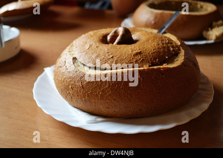 Soupe aux champignons traditionnel servi dans un bol de pain Banque D'Images