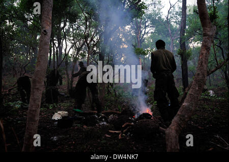 Les soldats ougandais de la Force de défense du peuple ougandais (UPDF) patrouille dans la jungle pendant une opération de chasse célèbre Armée de Résistance du Seigneur (LRA), Joseph Kony, chef. La LRA est un groupe rebelle militant chrétien. Banque D'Images